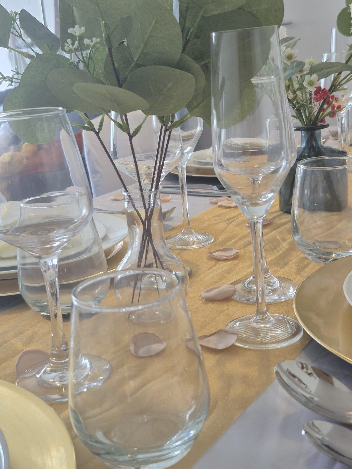 Verres à eau, verres à vin et flûtes à champagne loués pour une réception