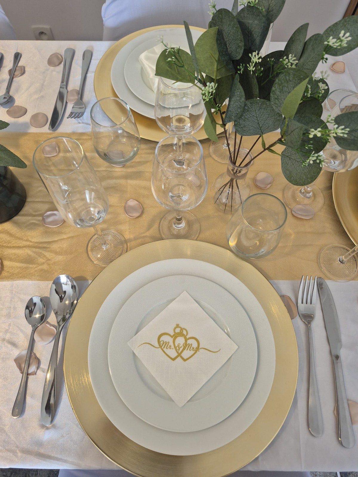 Vue de dessus d'un couvert complet : assiettes, verres et couverts loués