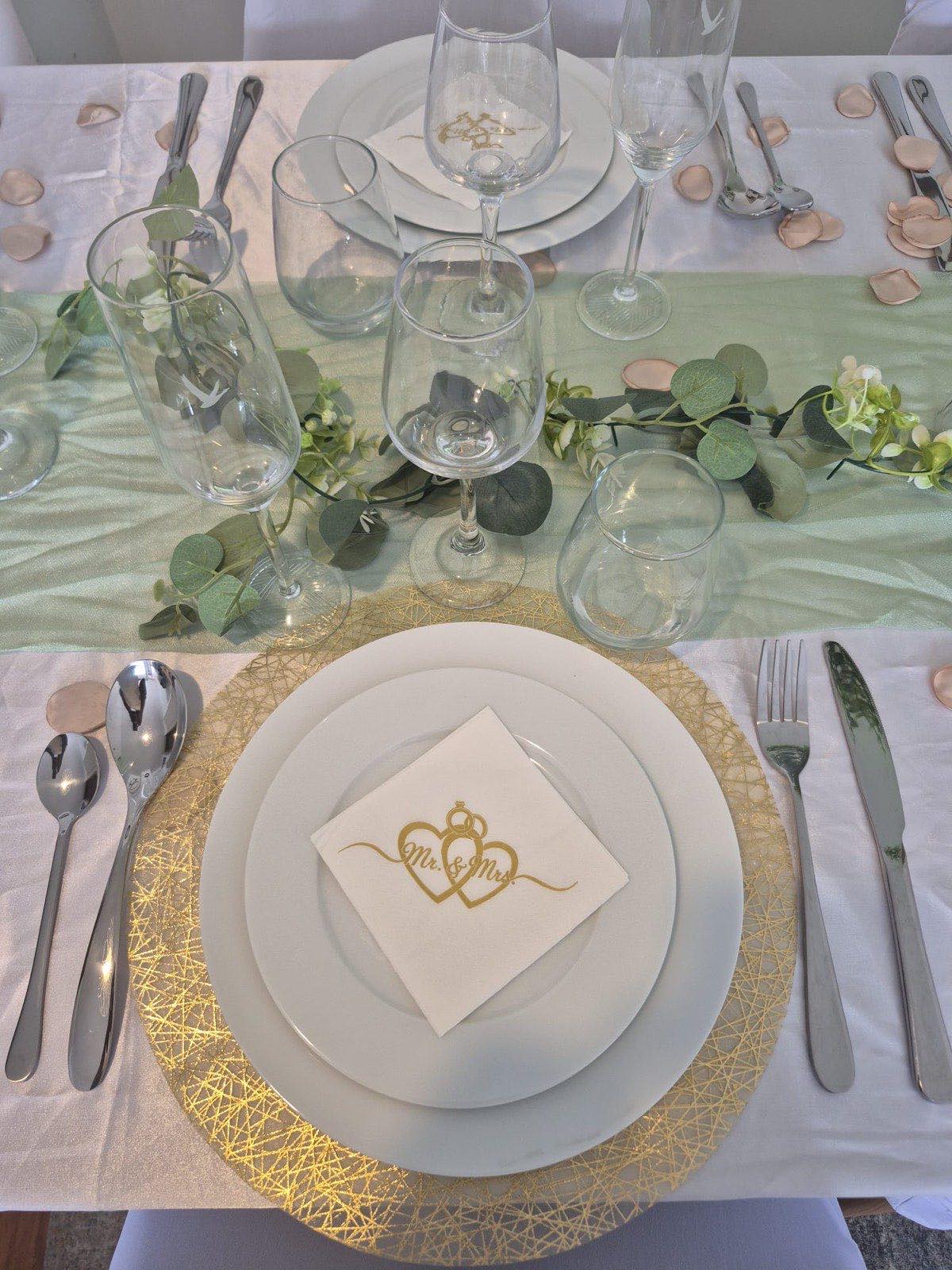 Couvert complet dressé : assiette plate, assiette à dessert, verres et couverts en inox