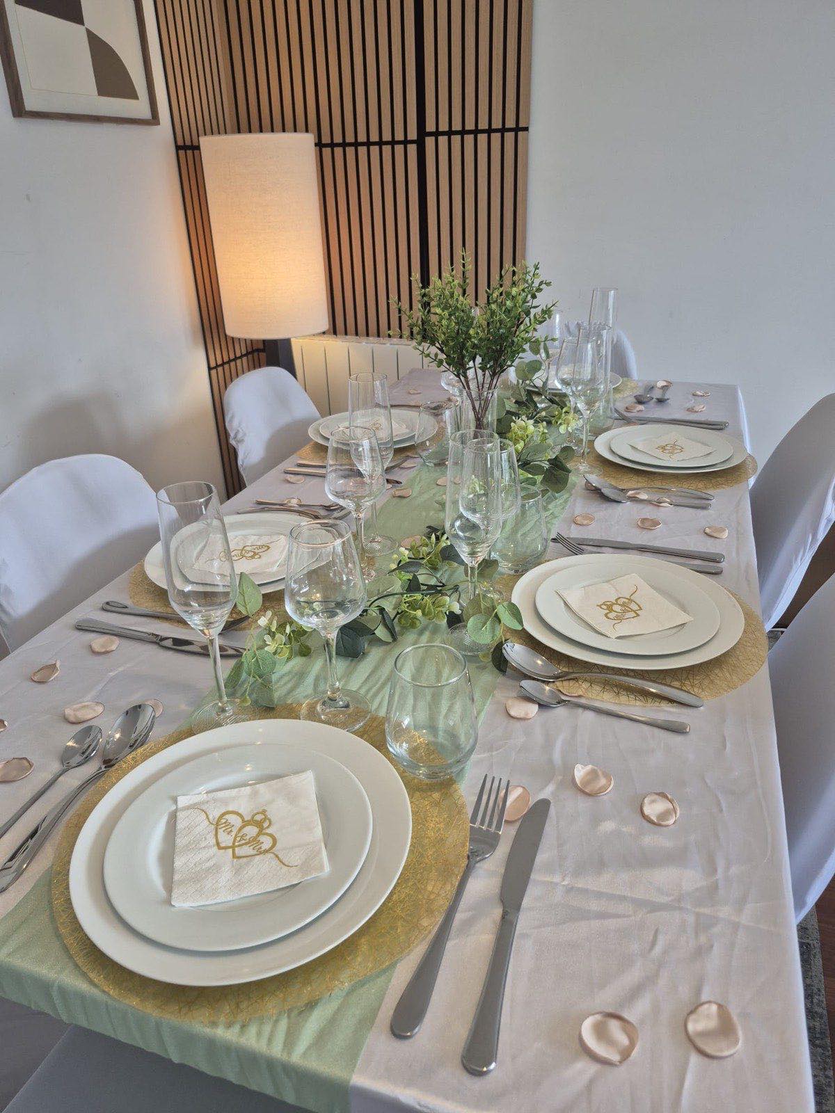 Table de réception dressée avec vaisselle louée et livrée dans le Val-de-Marne