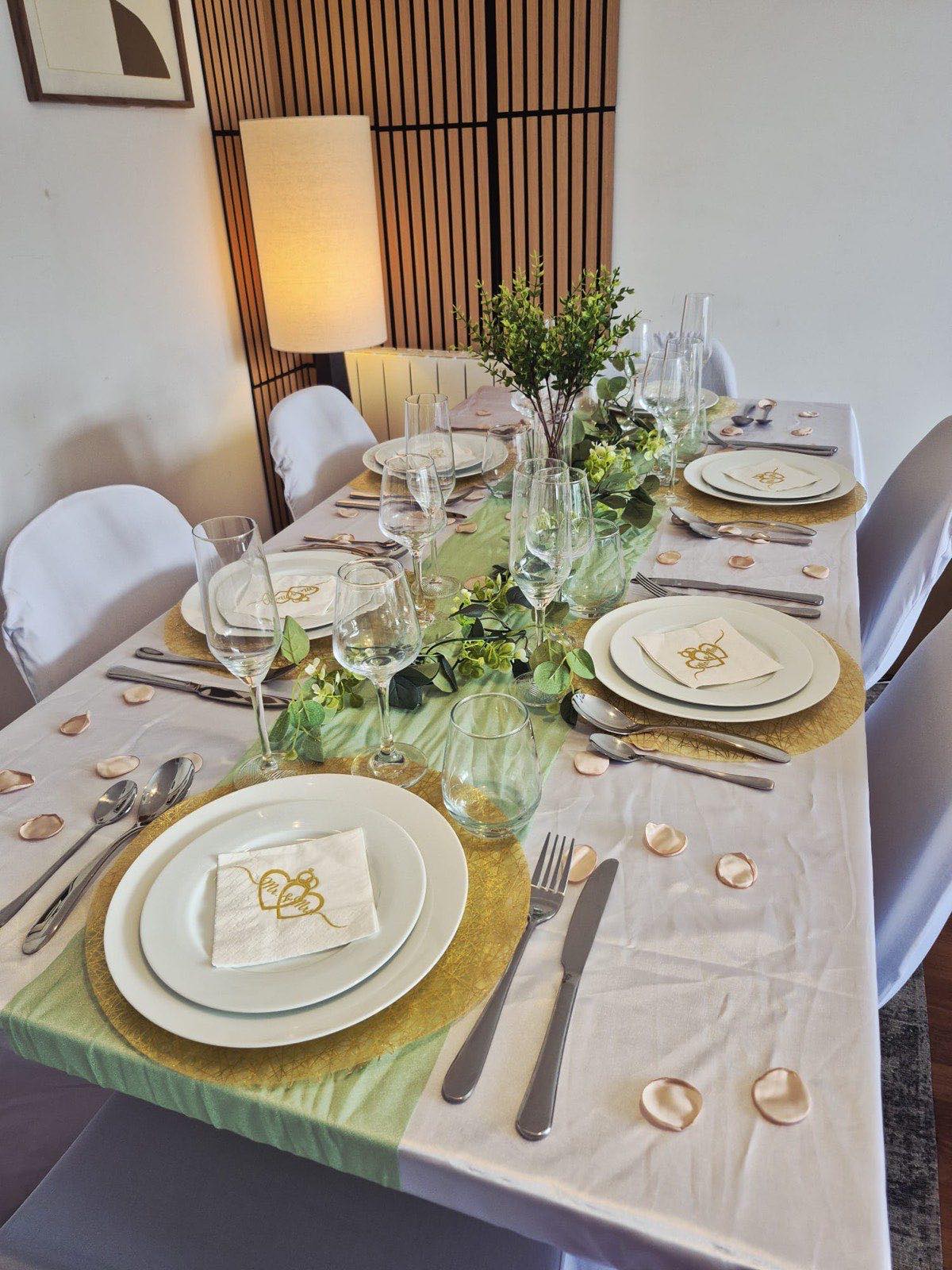 Table de réception dressée avec vaisselle et nappes louées en Seine-et-Marne